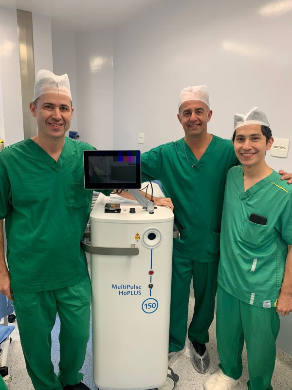 Tr&ecirc;s m&eacute;dicos comandaram a nova t&eacute;cnica – Foto: Divulga&ccedil;&atilde;o