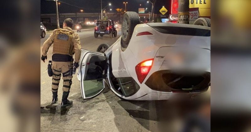 Carro roubado em Penha capota ap&oacute;s colidir com ve&iacute;culos em Itaja&iacute; – Foto: Pol&iacute;cia Militar/Divulga&ccedil;&atilde;o/ND