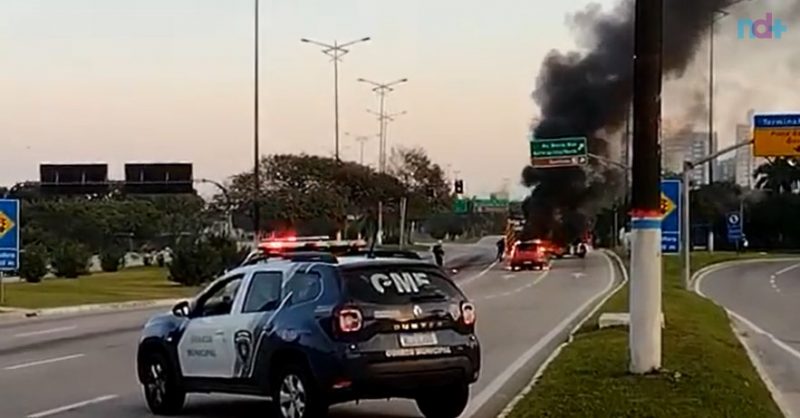 Carro pega fogo após batida com ônibus de turismo em avenida de Florianópolis &#8211; Foto: Divulgação