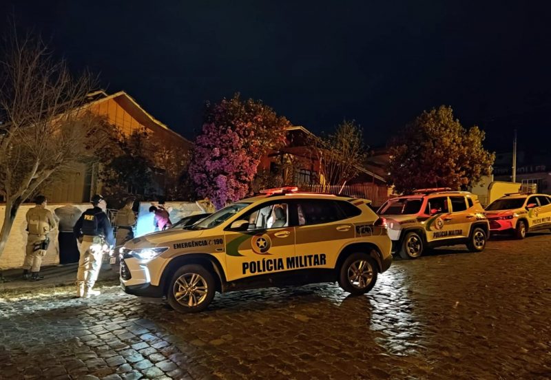 Grupo foi preso tentando retirar drogas, dinheiro e celular de dentro da resid&ecirc;ncia do traficante preso um dia antes – Foto: PRF/Divulga&ccedil;&atilde;o/ND