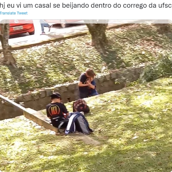 Casal foi flagrado se beijando dentro de um c&oacute;rrego na UFSC – Foto: Twitter/Reprodu&ccedil;&atilde;o/ND
