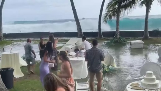 Ondas invadem festa de casamento no Hava&iacute; – Foto: Reprodu&ccedil;&atilde;o/Instagram