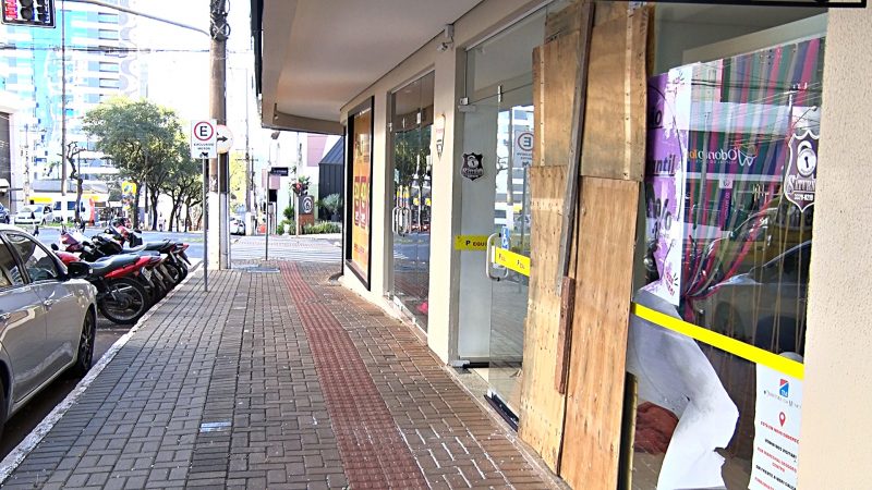 Ladr&atilde;o destr&oacute;i vidra&ccedil;a de loja com pedra e furta bermudas infantis em Chapec&oacute; &mdash; Foto: Jair Correia/ND