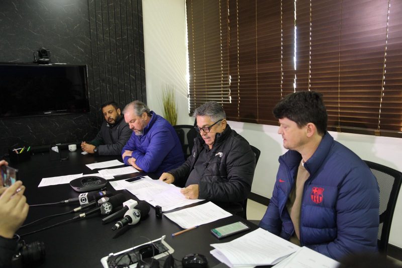 Al&eacute;m do prefeito estiveram presentes o secret&aacute;rio de Governo, Thiago Etges, o presidente da Funda&ccedil;&atilde;o de Esporte de Chapec&oacute;, Agnaldo Pereira, e o ex-presidente da Funda&ccedil;&atilde;o, Mauro Johann, que acompanhou a negocia&ccedil;&atilde;o – Foto: Leandro Schmidt/Prefeitura de Chapec&oacute;/ND