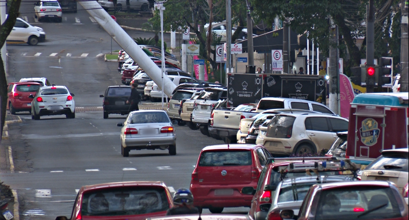 carros na avenida representando o estacionamento rotativo