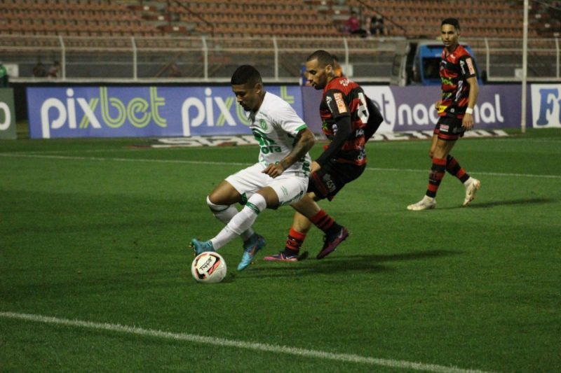 Ituano e Chapecoense, em duelo em Itu (SP); mais uma derrota da Chape, nesta S&eacute;rie B – Foto: Jo&atilde;o Heemann/ACF/Divulga&ccedil;&atilde;o/ND