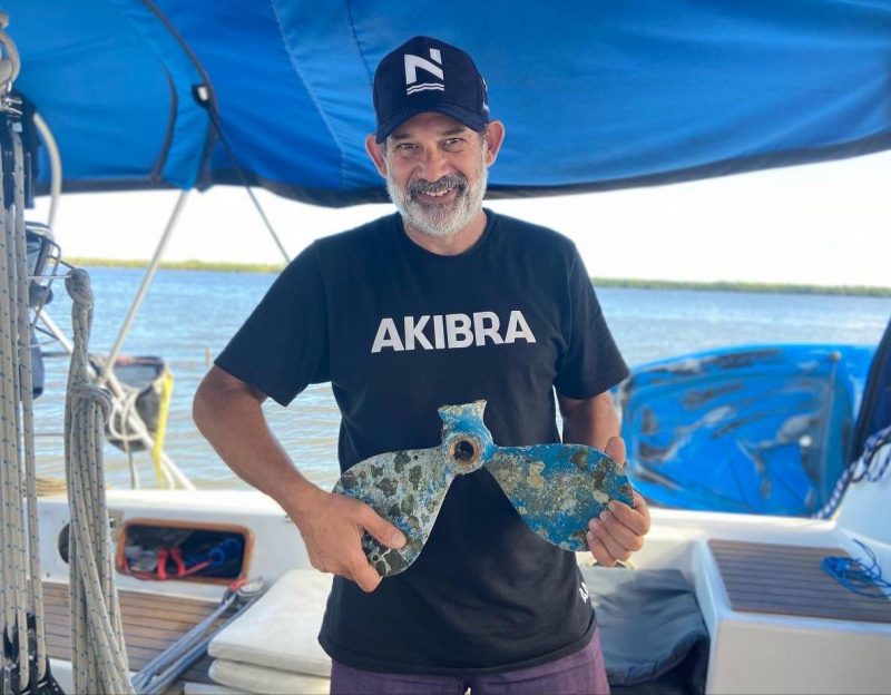 Comandante Copello mostra a pe&ccedil;a atingida pela jubarte – Foto: Divulga&ccedil;&atilde;o ANI/ND