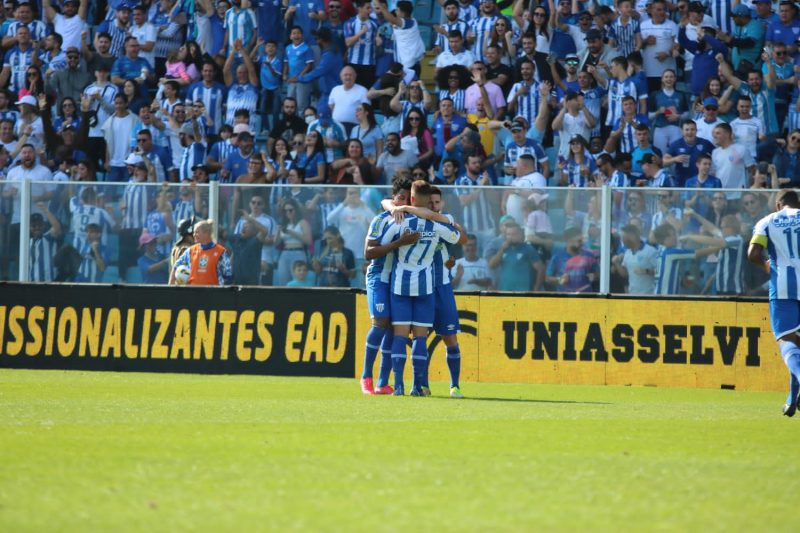 Jogadores do Ava&iacute; comemoram o gol de Eduardo – Foto: Frederico Tadeu / Ava&iacute; F.C