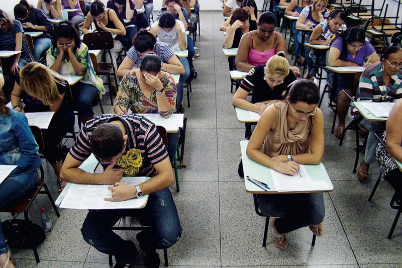 Foto mostra sala de concurso público cheia