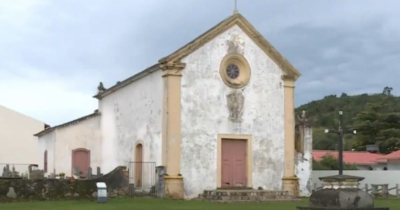 Igreja hist&oacute;rica abandonada preocupa moradores de Governador Celso Ramos – Foto: Reprodu&ccedil;&atilde;o/NDTV RecordTV