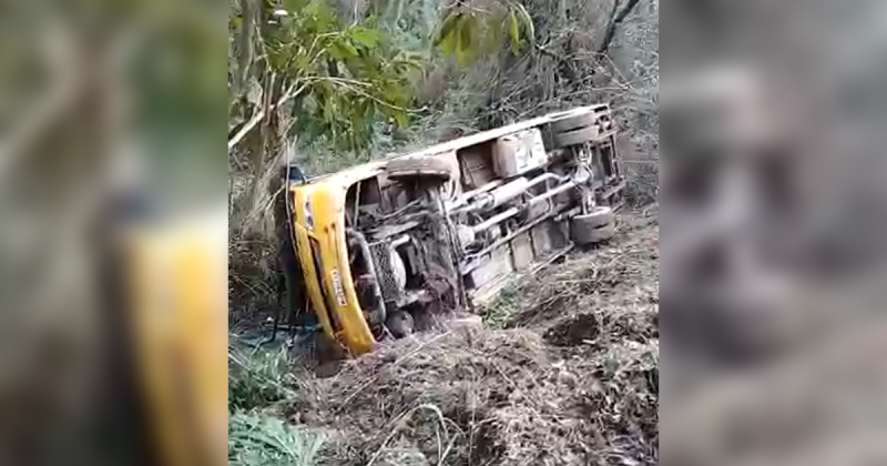 &Ocirc;nibus escolar cai em ribanceira ap&oacute;s sa&iacute;da de pista em SC – Foto: Divulga&ccedil;&atilde;o/ND