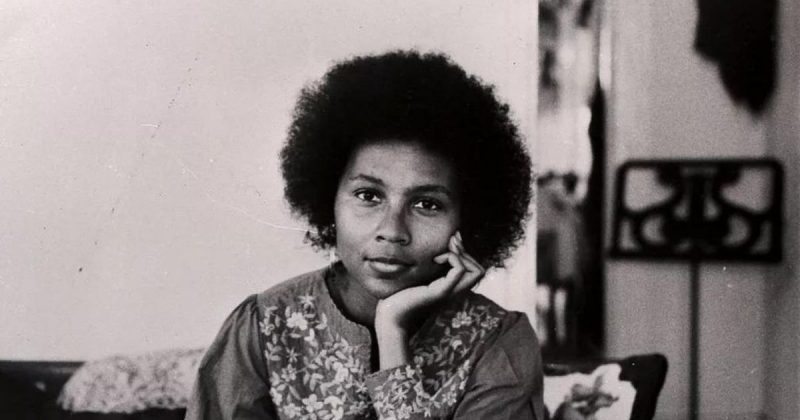 De forma corajosa, Bell Hooks se aprofunda na pesquisa e discuss&atilde;o acerca de como amamos e ensinamos a amar em sociedade – Foto: Reprodu&ccedil;&atilde;o/Divulga&ccedil;&atilde;o