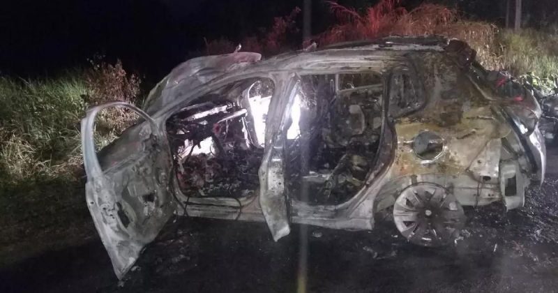 Carro ficou completamente destru&iacute;do pelas chamas ap&oacute;s colis&atilde;o na Ant&ocirc;nio Heil – Foto: PMRv/Divulga&ccedil;&atilde;o