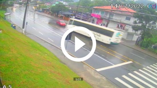 VÍDEO: Motorista perde o controle, acerta ônibus em cheio e escapa com vida em Blumenau