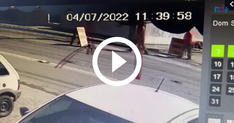 Momento em que um trabalhador retira as placas que sinalizam a obra. – Foto: Reprodu&ccedil;&atilde;o/ND