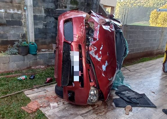 Carro caiu no pátio de uma casa. &#8211; Foto: Corpo Bombeiros/Divulgação/ND