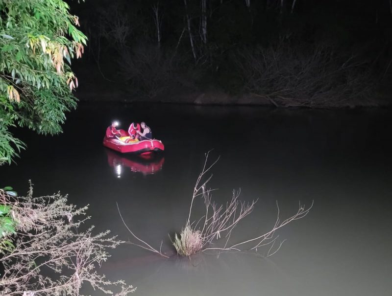 Bote dos bombeiros em buscas 