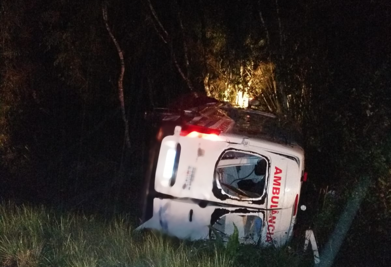 Ambulância tombada em acidente de trânsito 