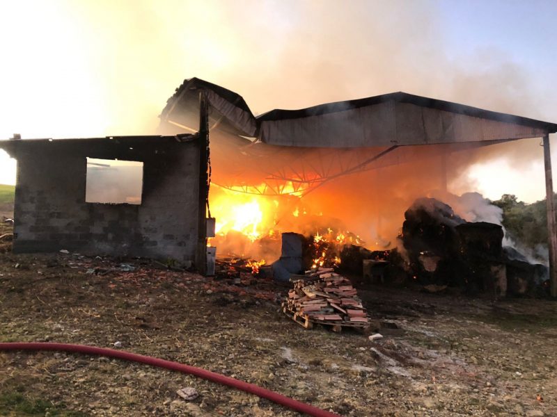 Para atender a ocorr&ecirc;ncia foram utilizados 28 mil litros de &aacute;gua. – Foto: Corpo de Bombeiros/ND
