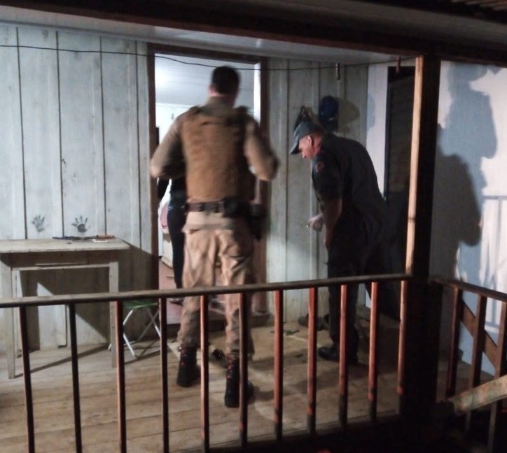 Pol&iacute;cia Militar e Corpo de Bombeiros foram at&eacute; a casa do idoso. – Foto: Corpo de Bombeiros Divulga&ccedil;&atilde;o ND 1