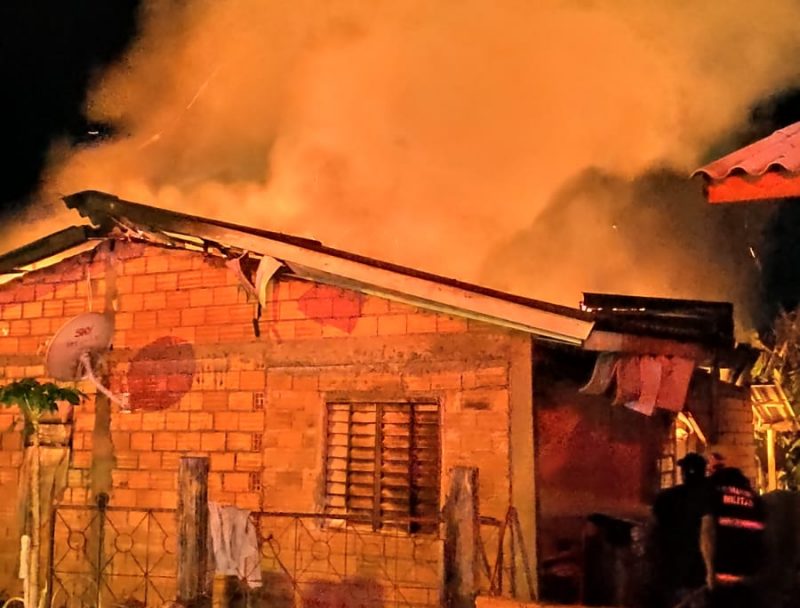 Corpo de Bombeiros controlou as chamas.