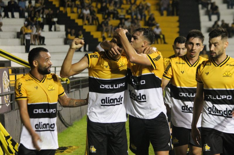 Jogadores do Crici&uacute;ma comemoram gol contra a equipe de Blumenau – Foto: Celso da Luz/Crici&uacute;ma E.C