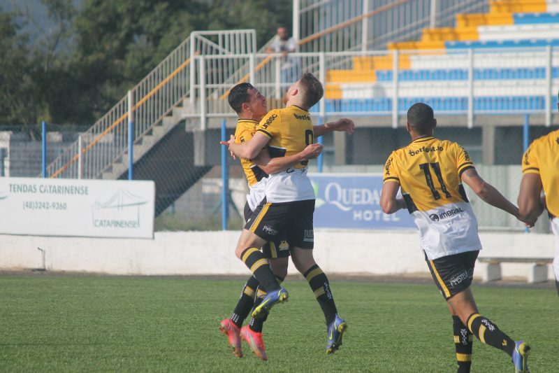 Jogadores do Crici&uacute;ma comemoram um dos gols da partida; Guarani e Crici&uacute;ma empataram em 2 a 2 – Foto: Celso da Luz/Crici&uacute;ma E.C