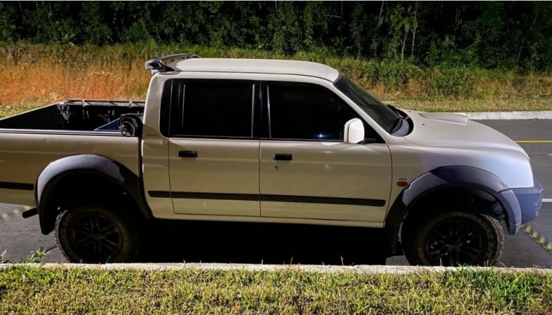 Caminhonete foi abandonada em Indaial – Foto: PMSC/Divulga&ccedil;&atilde;o/ND