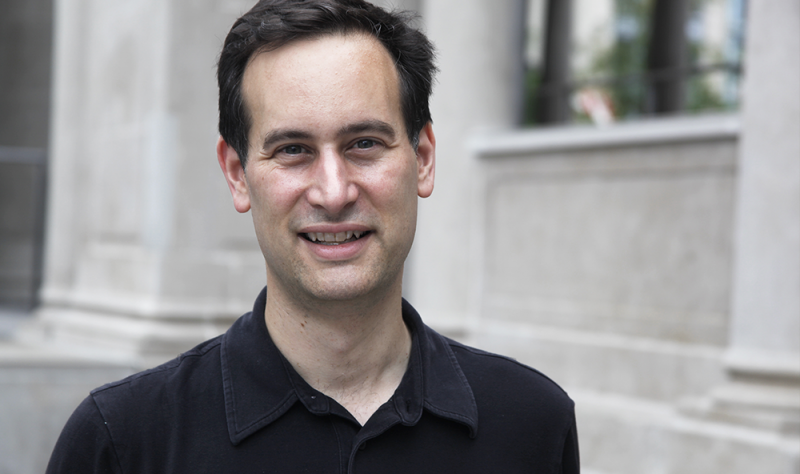 O autor David Levithan j&aacute; publicou quase dez livros com personagens LGBTQIAP+ – Foto: David Levithan/Grupo Editorial Record