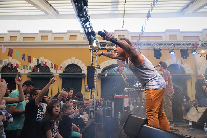 Chico Martins, vocalista e guitarrista da banda Dazaranha no show que encerrou o Festival da Tainha de 2022 &#8211; Foto: Divulgação/PMF/ND