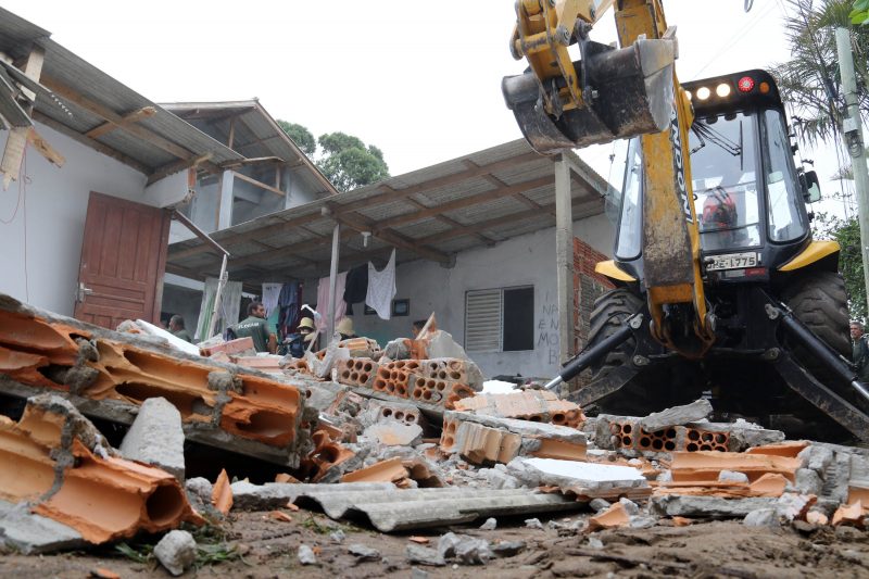 Demoli&ccedil;&atilde;o de casa em Ingleses, no m&ecirc;s de fevereiro – Foto: Cristiano Andujar/Divulga&ccedil;&atilde;o/ND