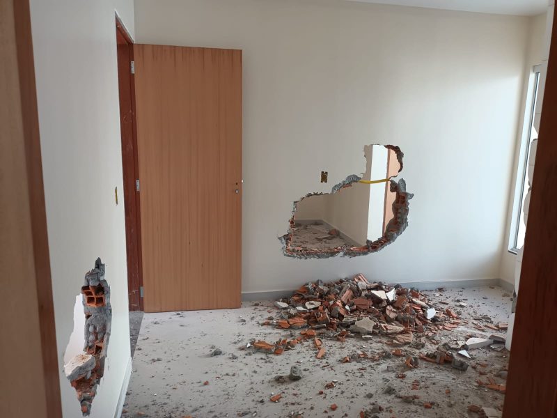 Im&oacute;vel no bairro Pantanal foi parcialmente demolido – Foto: Divulga&ccedil;&atilde;o/PMF/ND