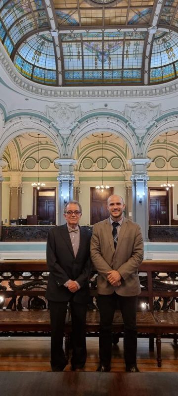O escritor com o presidente da Biblioteca Nacional – Foto: Divulga&ccedil;&atilde;o
