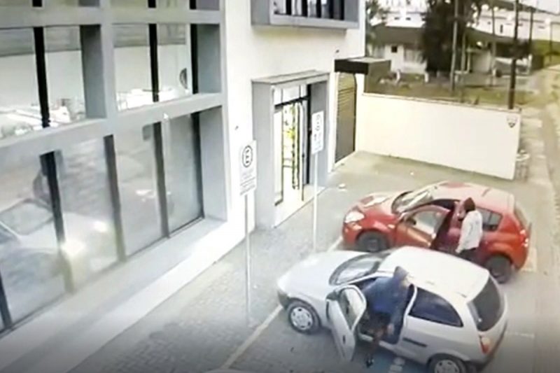 Dupla foi presa na noite de sexta-feira (1&ordm;), horas ap&oacute;s roubar dois carros em Joinville – Foto: Reprodu&ccedil;&atilde;o/ND