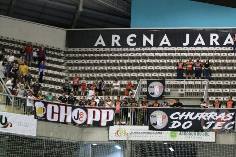 Torcedor do JEC Futsal precisou ser hospitalizado ap&oacute;s agress&atilde;o no estacionamento da Arena Jaragu&aacute; – Foto: Juliano Schmidt/JEC Futsal/Divulga&ccedil;&atilde;o/ND