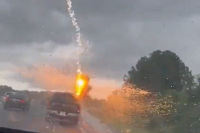 Mulher flagrou o momento em que raio atinge carro do marido logo &agrave; frente – Foto: Reprodu&ccedil;&atilde;o/Twitter