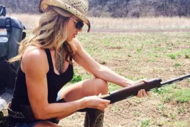 Leigh Ann costumava publicar fotos com armas nas redes sociais – Foto: Reprodu&ccedil;&atilde;o/Facebook