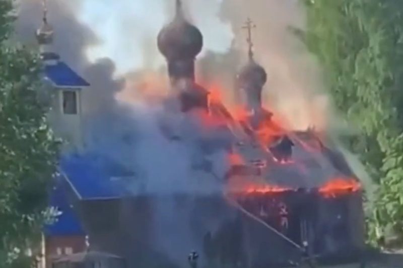 Igreja ficou completamente destru&iacute;da e motiva&ccedil;&atilde;o de homem que colocou fogo no templo chama a aten&ccedil;&atilde;o – Foto: Reprodu&ccedil;&atilde;o/Twitter