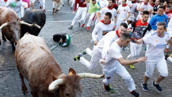 Vídeo: 'Calma Ferdinando': Touro invade campo, arrasta homem e assusta  jogadores