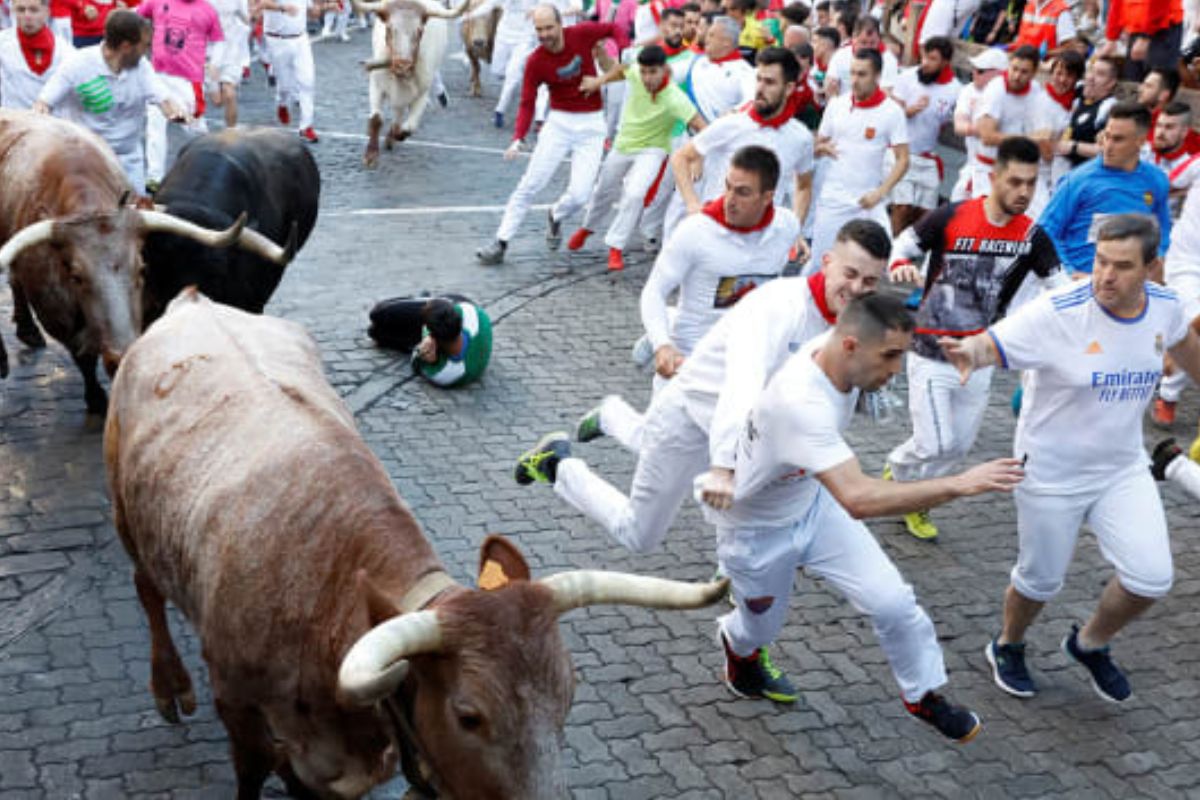 Seis pessoas ficam feridas na primeira corrida de touros do festival de San  Fermin, na Espanha