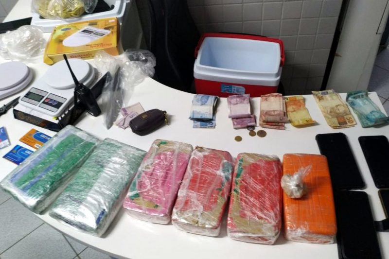 Pol&iacute;cia apreendeu maconha, coca&iacute;na, crack, al&eacute;m de balan&ccedil;as e dinheiro – Foto: PRF/Divulga&ccedil;&atilde;o/ND