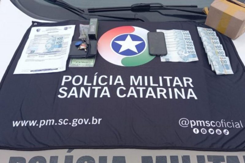 Homem foi preso e adolescente apreendido ap&oacute;s den&uacute;ncia de comerciante – Foto: PMSC/Divulga&ccedil;&atilde;o