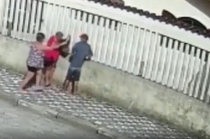 C&acirc;meras de monitoramento flagraram o roubo e a a&ccedil;&atilde;o das duas mulheres – Foto: Reprodu&ccedil;&atilde;o/ND