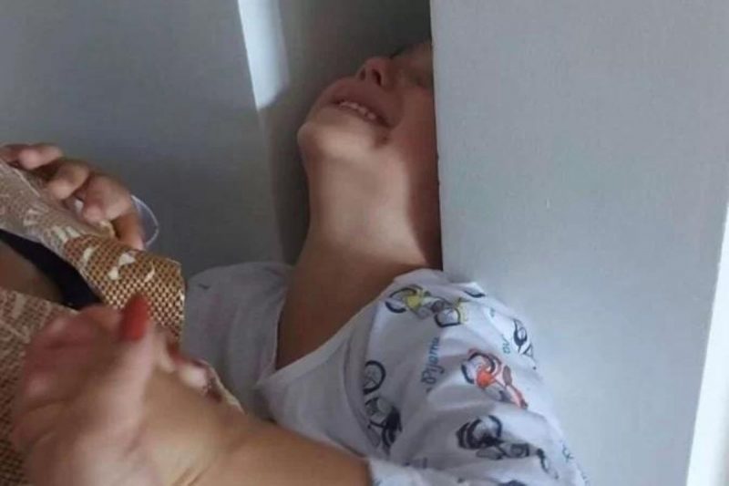 Menino estava brincando na sala quando ficou preso e precisou ser resgatado pelos bombeiros – Foto: Corpo de Bombeiros/Reprodu&ccedil;&atilde;o/ND