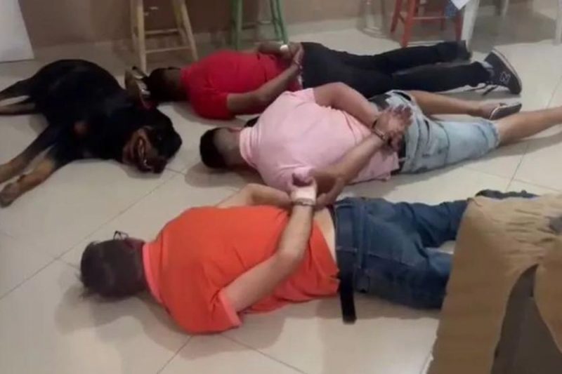 V&iacute;deo que mostra cachorro se rendendo com grupo preso em opera&ccedil;&atilde;o viralizou na internet – Foto: Pol&iacute;cia Civil/Divulga&ccedil;&atilde;o