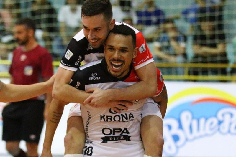 Evandro deu duas assistências para Dieguinho na última vitória tricolor &#8211; Foto: Juliano Schmidt/JEC Futsal/Divulgação/ND