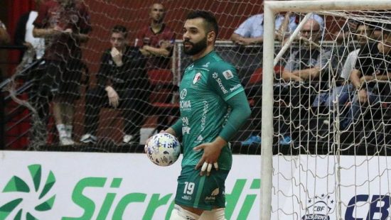 Chute do 'torpedo humano' do futsal chega a 114 km/h; veja como