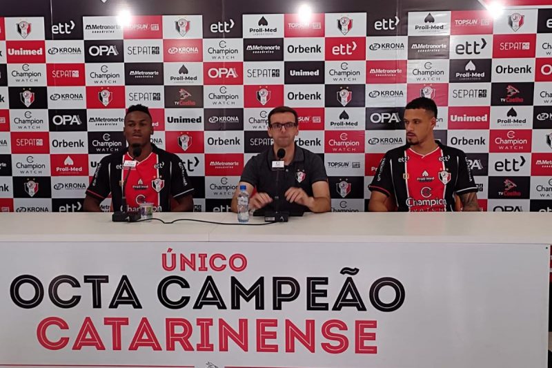 Vinicius Balotelli e Hiago foram apresentados nesta ter&ccedil;a-feira (12), no CT do Morro do Meio – Foto: Drika Evarini/JEC/Divulga&ccedil;&atilde;o/ND