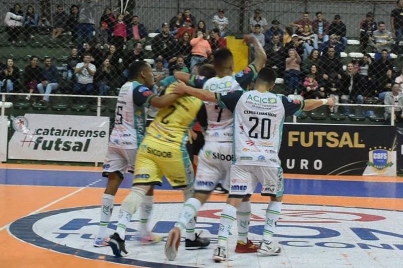 Curitibanos fez valer o mando de quadra, venceu o S&atilde;o Francisco e assumiu a vice-lideran&ccedil;a – Foto: Federa&ccedil;&atilde;o Catarinense de Futsal/Divulga&ccedil;&atilde;o