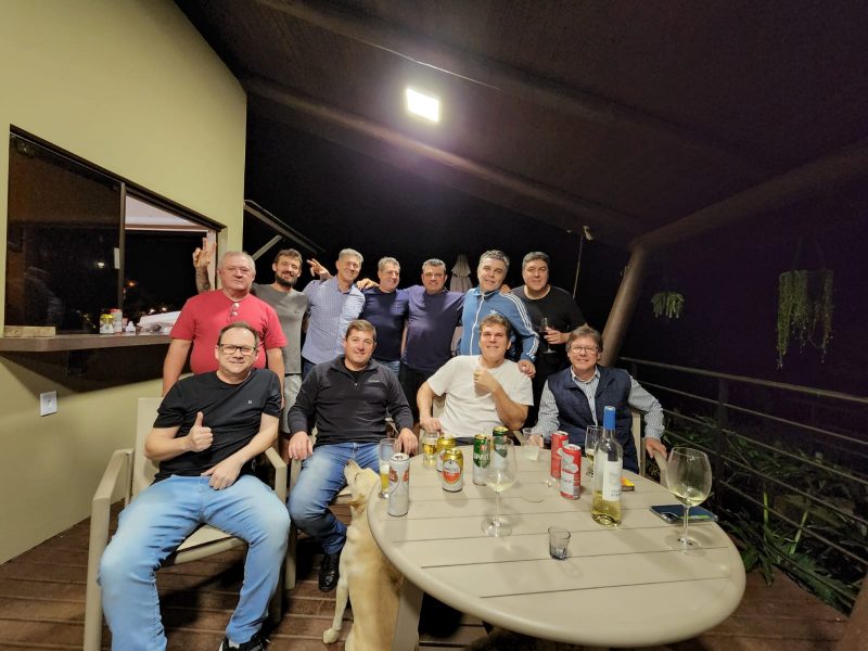 Pipoca junto aos amigos, no jantar de despedida realizado nesta quinta feira, com Robson Biff no comando das panelas. – Foto: Divulga&ccedil;&atilde;o/ND